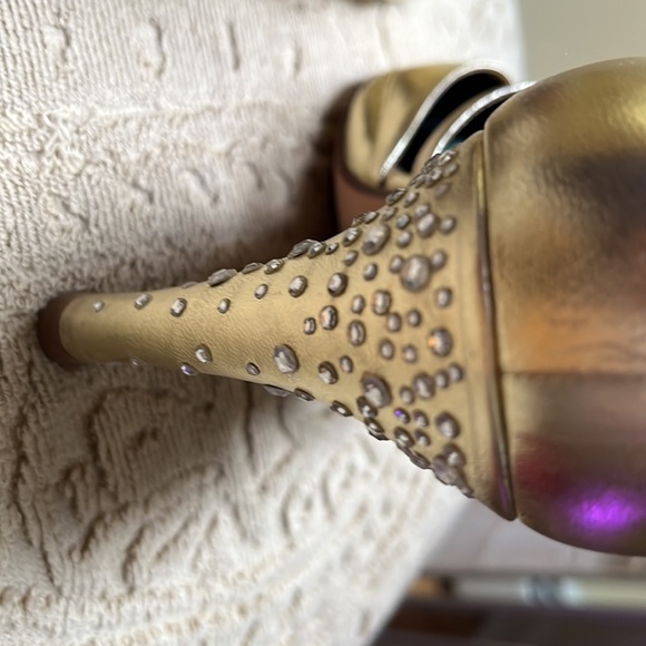 A very rare, designer coutoure Dress shoe in gold w crystals embelishments size7 - Picture 5 of 15